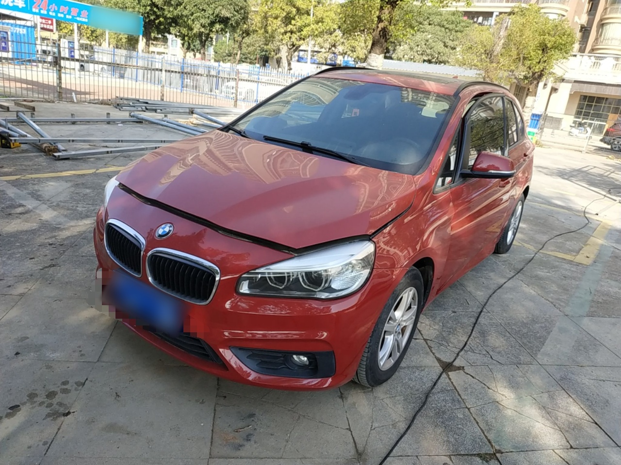 Под передней частью автомобиля