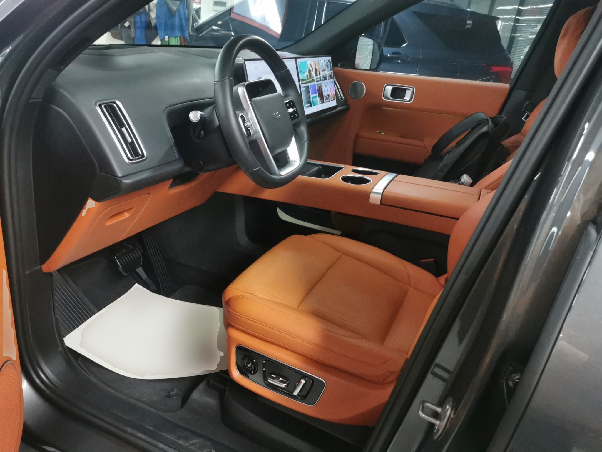 المقاعد الأمامية داخل السيارة