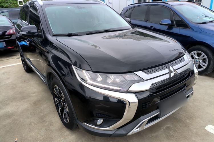 Used Mitsubishi Outlander 2020 2.4L 4x4 Prestige Edition 7-Seater Front Right 45 Deg