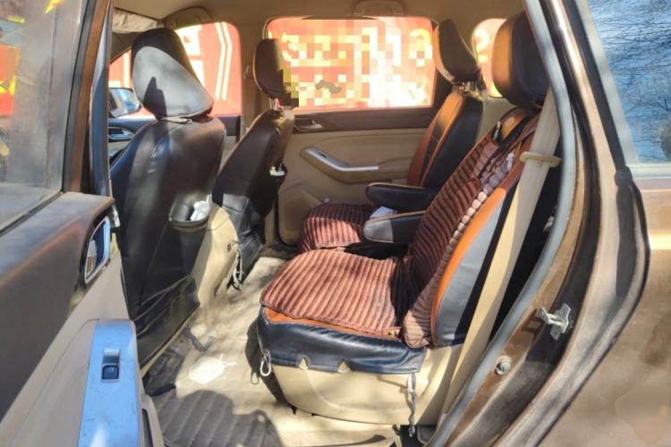 Used Baojun 730 2014 1.5L manual standard trim 7 seats Interior 4