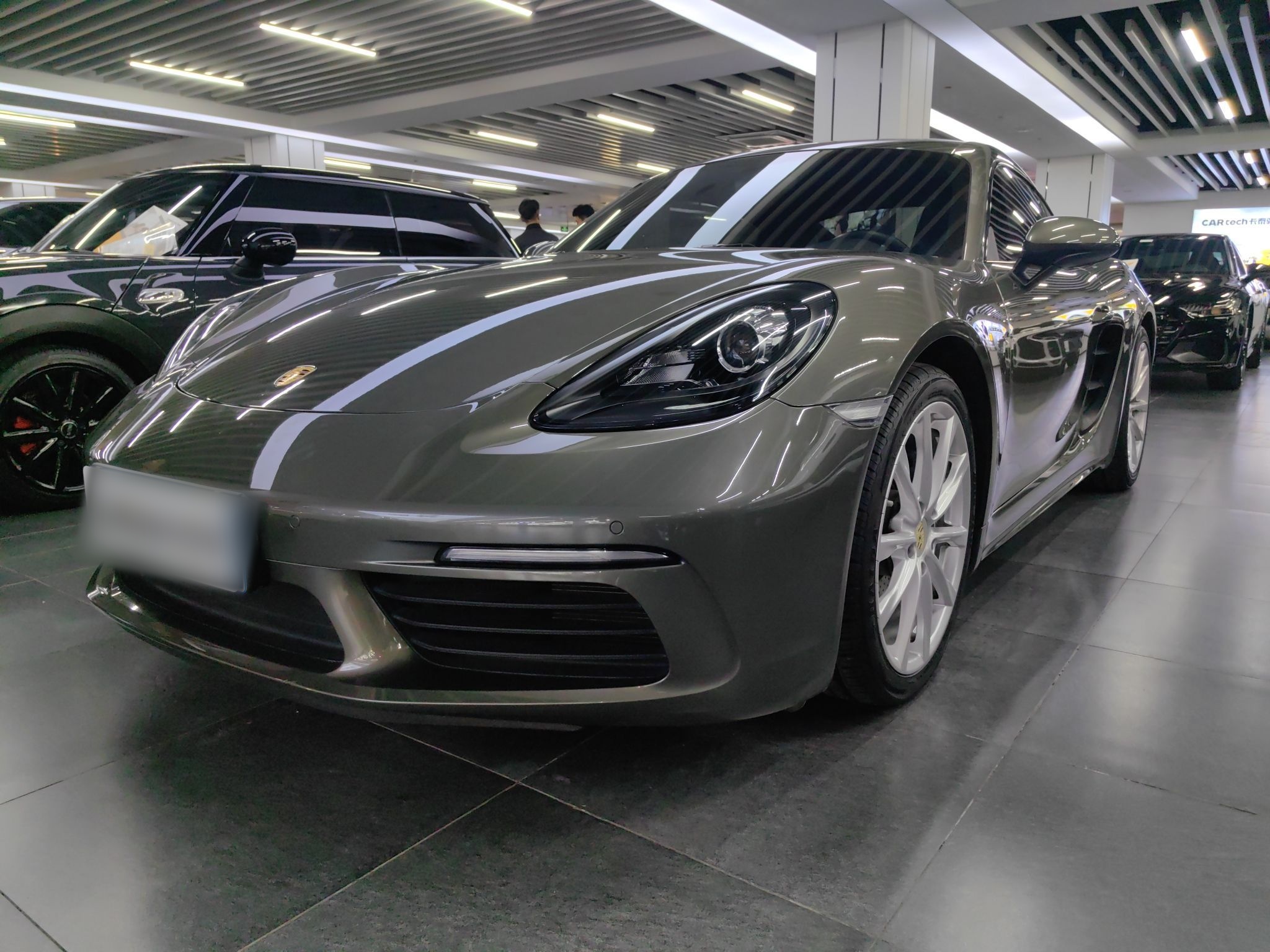 تحت مقدمة السيارة