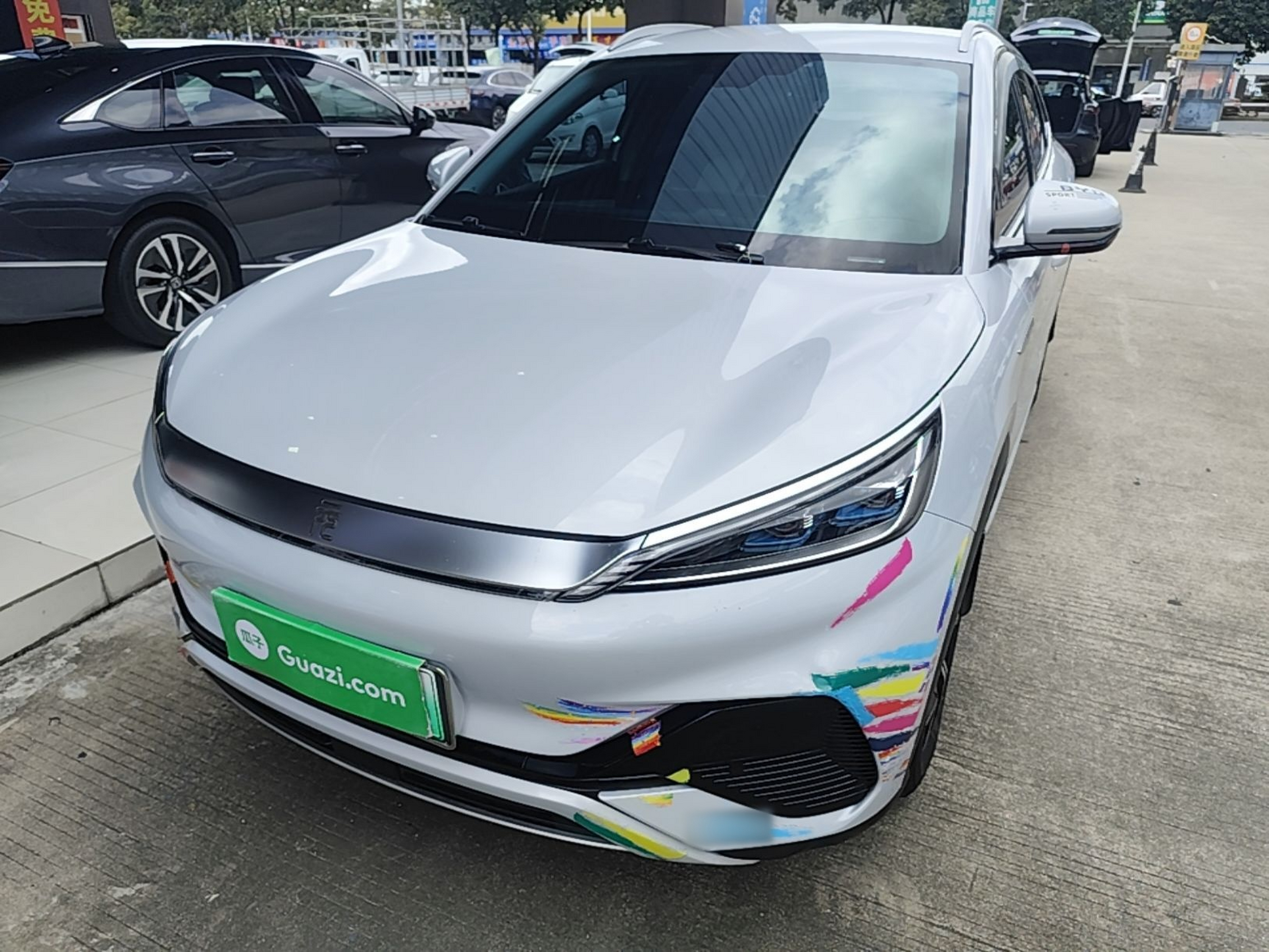 Под передней частью автомобиля