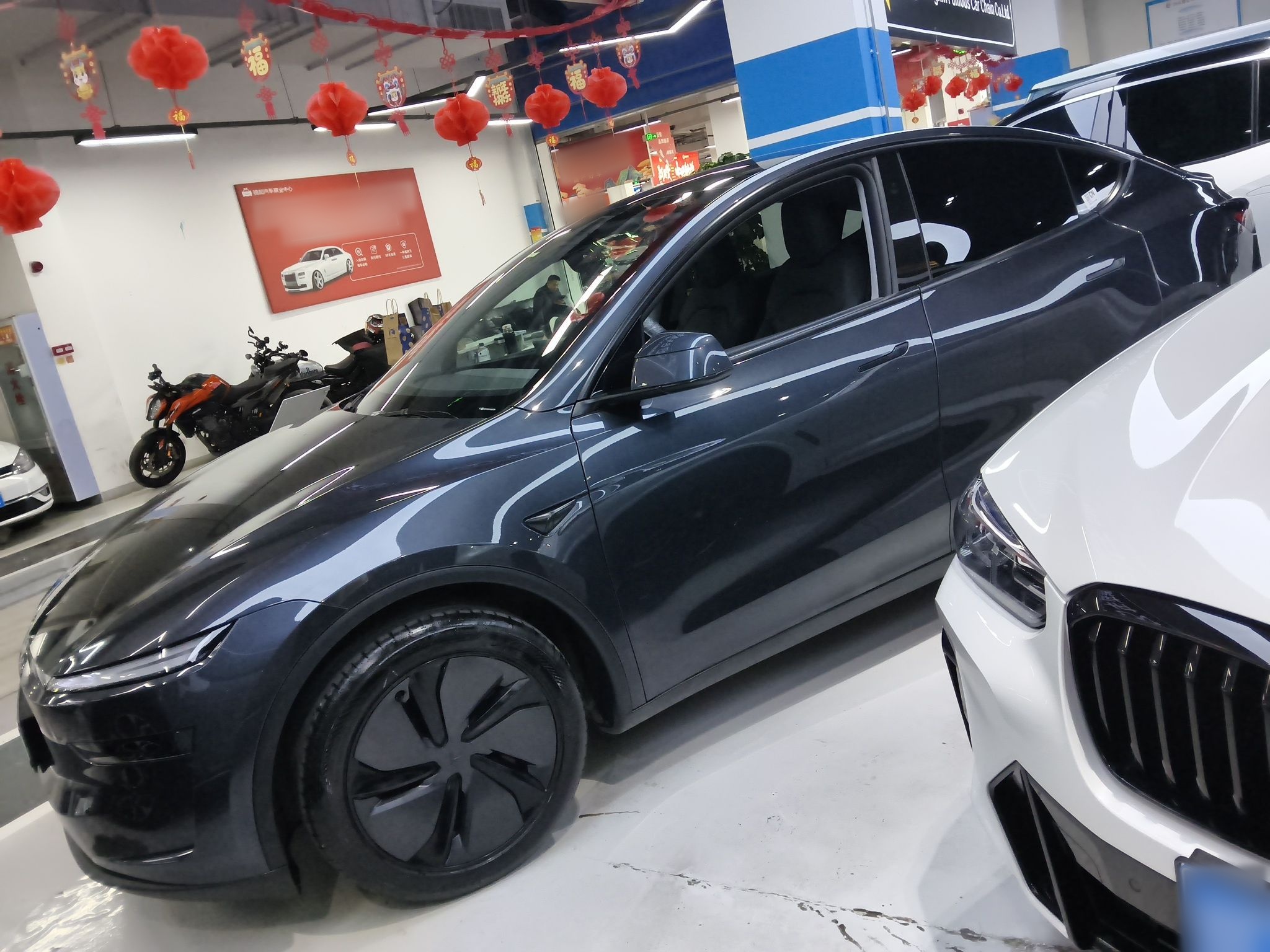 Под передней частью автомобиля