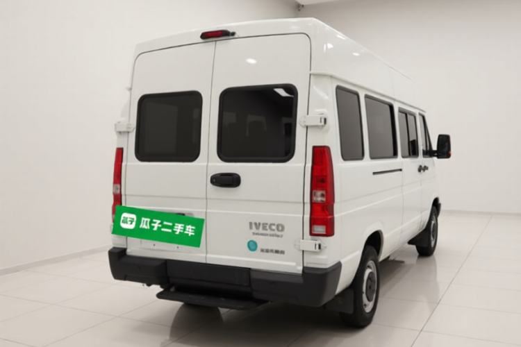 Used Iveco Daily 2023 2.5T A37M1 Long Wheelbase Mid-Roof Dual-Tire Side-Sliding Doors 5-9 Seats
