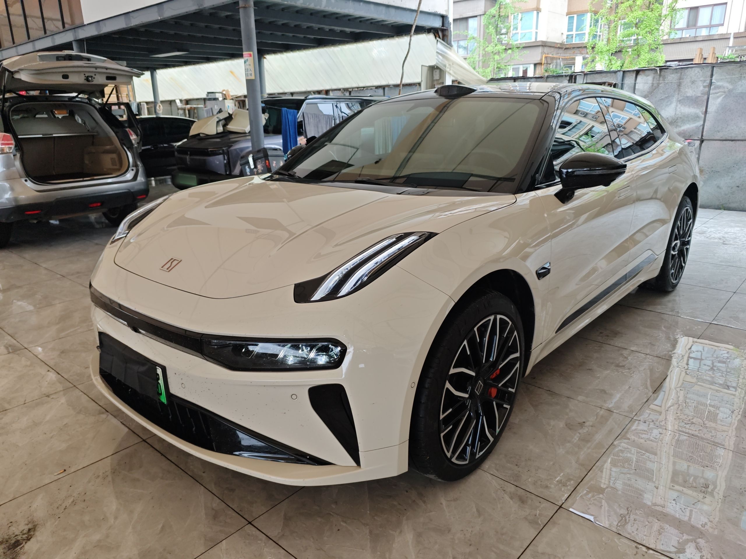 تحت مقدمة السيارة