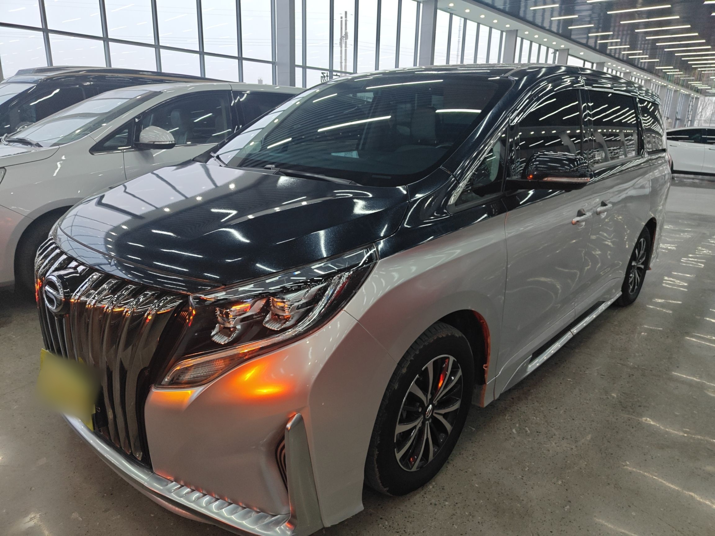 تحت مقدمة السيارة