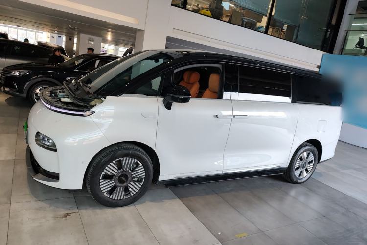 Used Geely Galaxy LEVC L380 2024 140-Degree 8-Seater Four-Wheel Drive Max