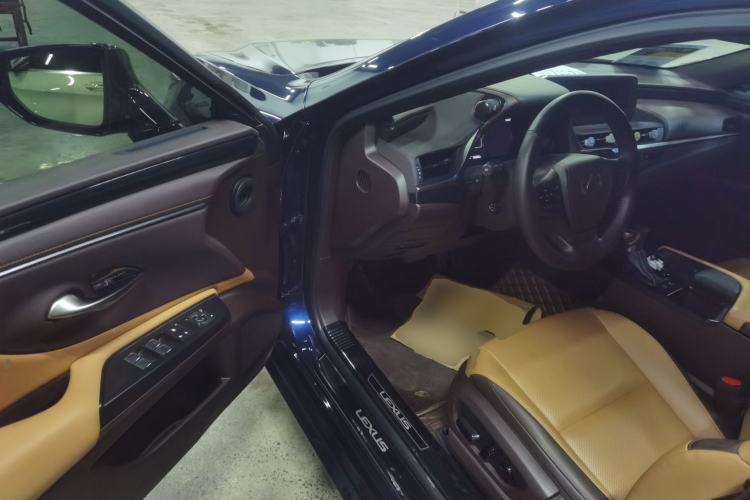 Used Lexus ES 2020 300h Premier Edition Driver Seat