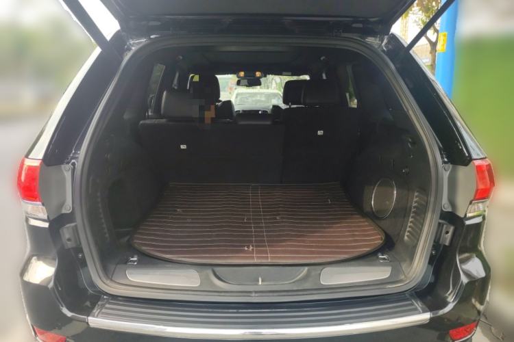 Used Jeep Grand Cherokee 2014 3.0TD Diesel Comfort Navigation Version Trunk