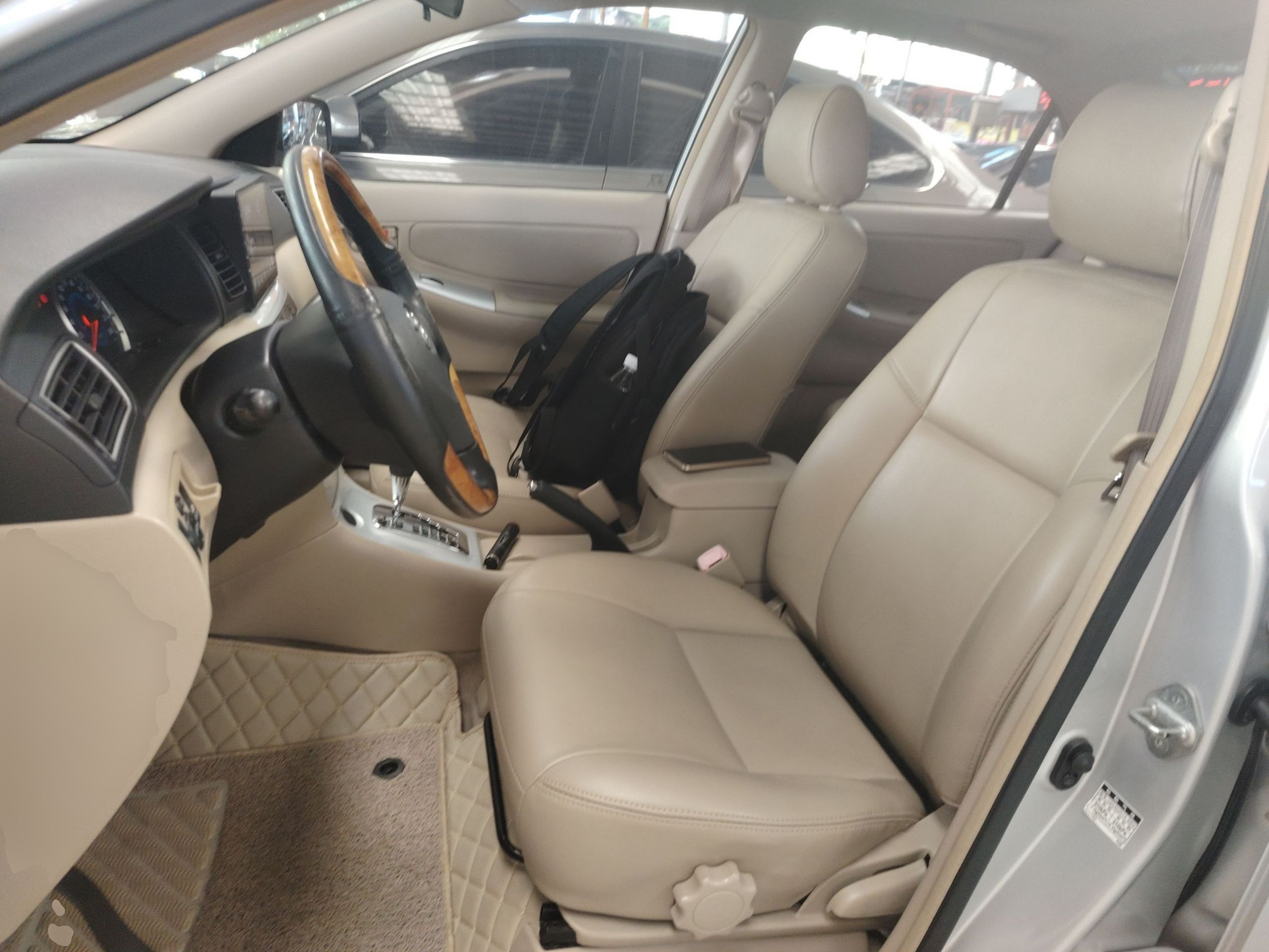 المقاعد الأمامية داخل السيارة