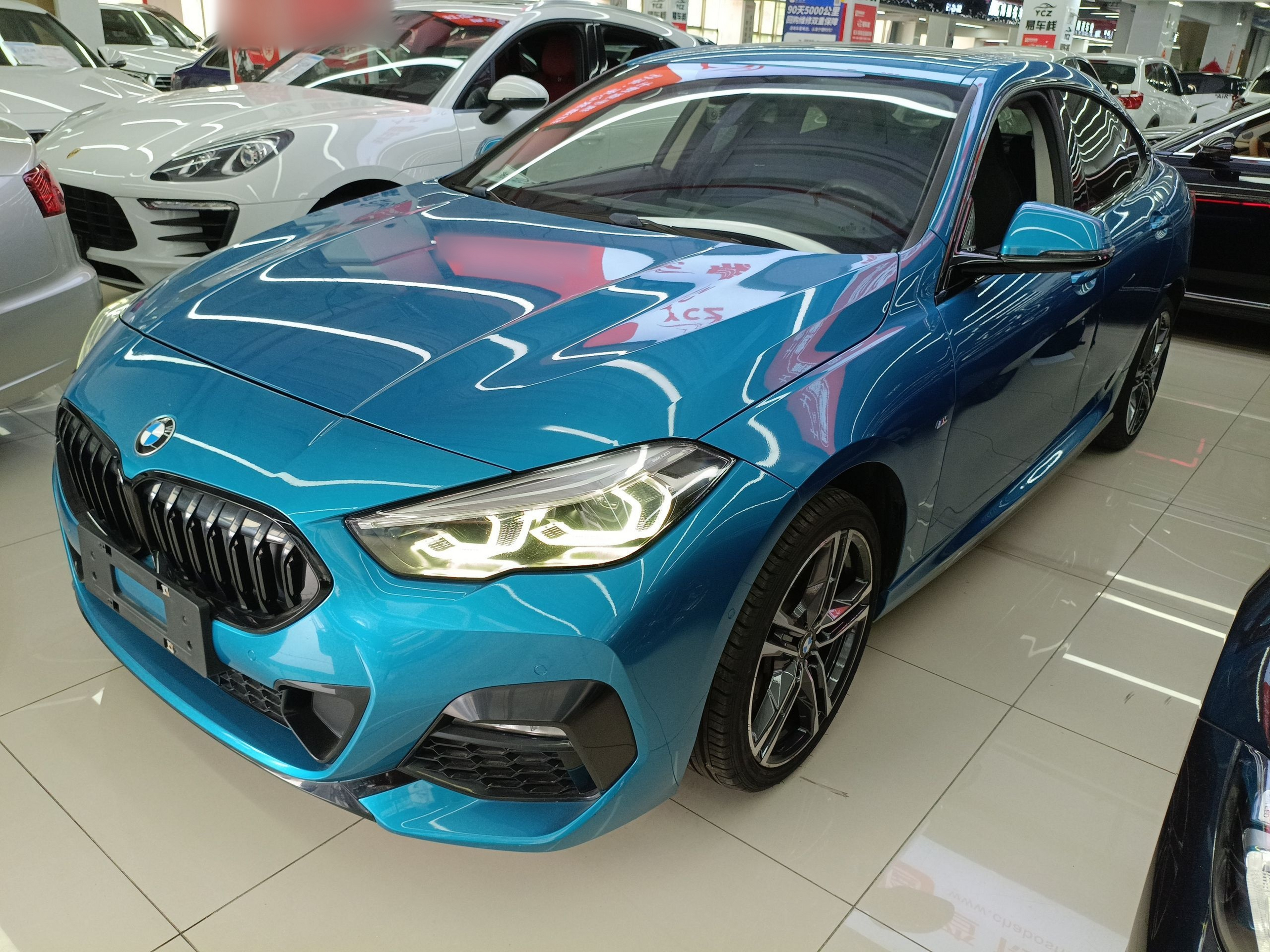 تحت مقدمة السيارة