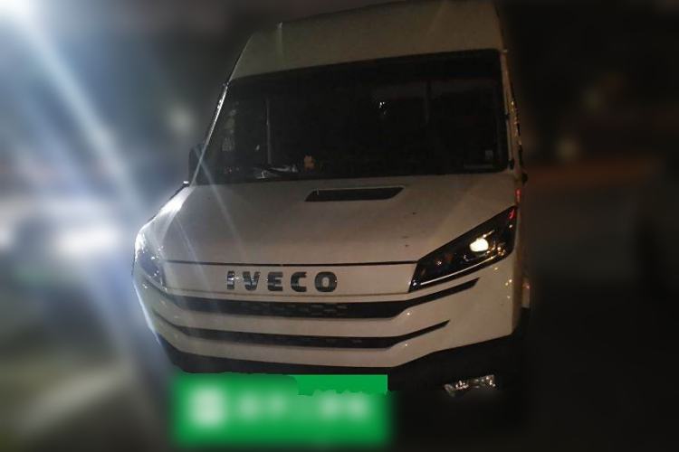 Used Iveco Daily 2022 2.5T A37 M1 Passenger Van 5-9 Seats Long Wheelbase Mid-Roof Design Dual Tires Side Sliding Doors