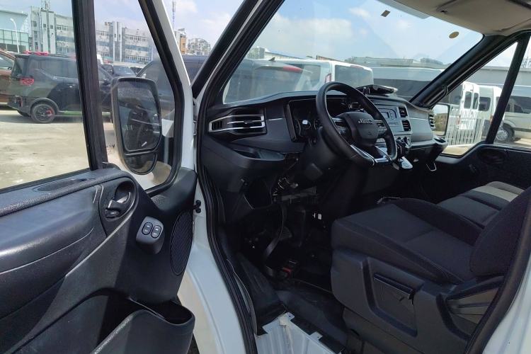 Used JMC Fushun 2023 2.0T Automatic Short-Wheelbase Low-Roof Commercial Van 2/3 Seats with Dual-Opening Tailgate