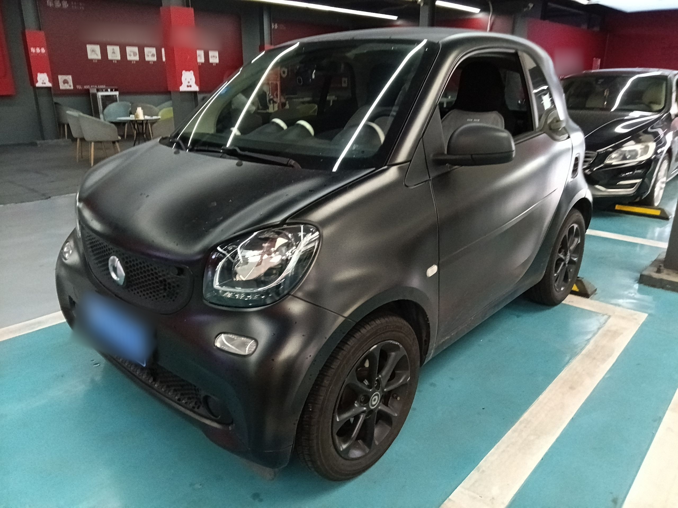 تحت مقدمة السيارة