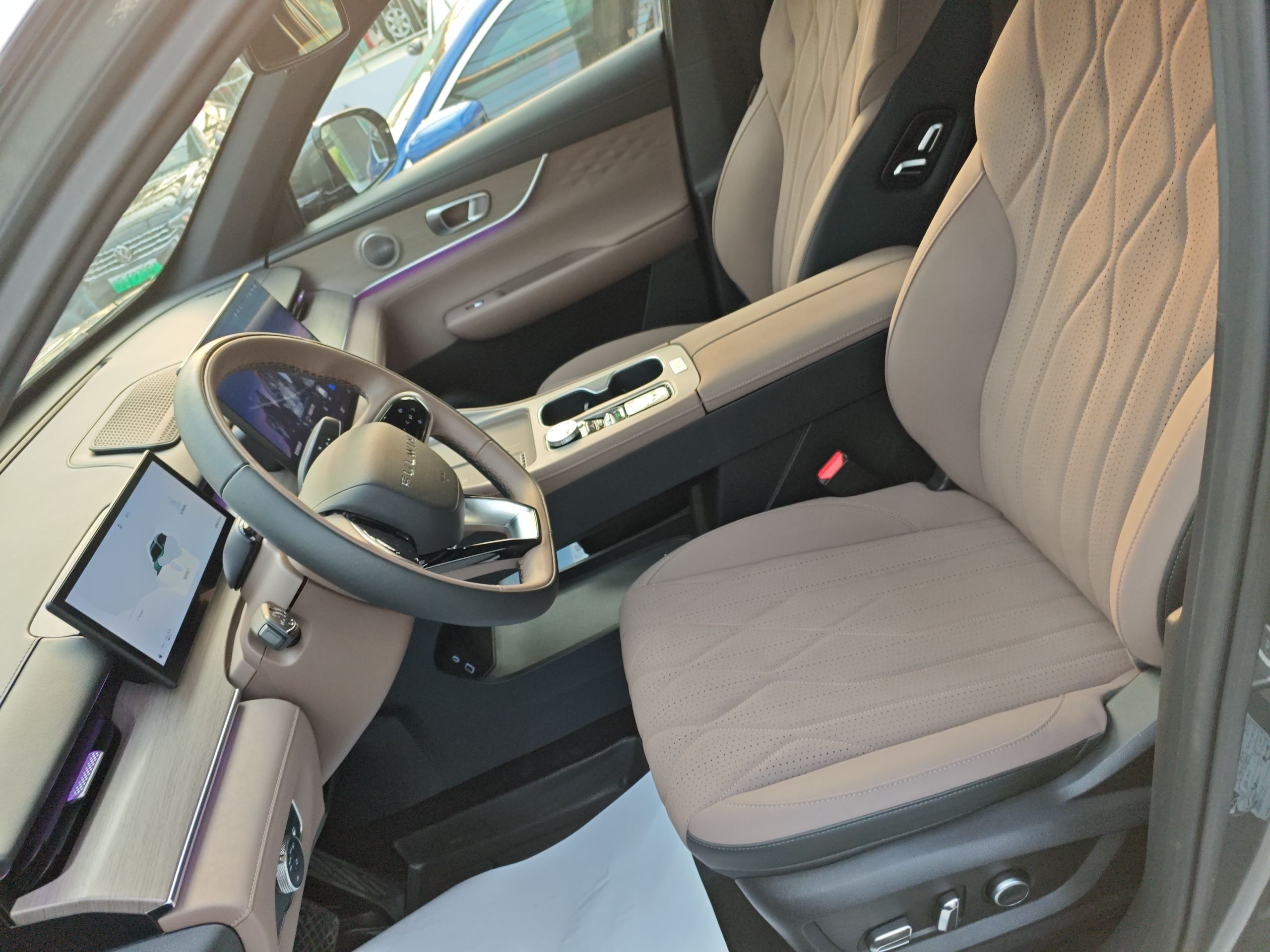 المقاعد الأمامية داخل السيارة