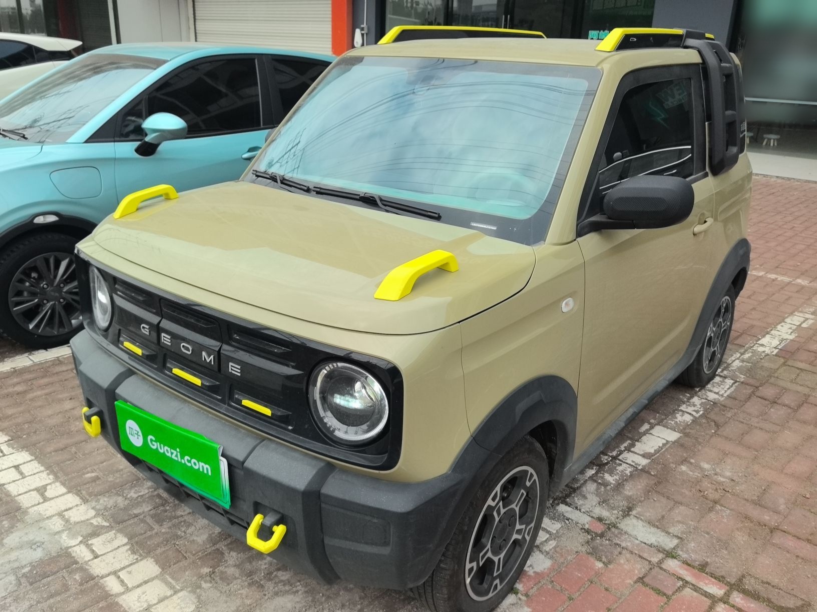 تحت مقدمة السيارة