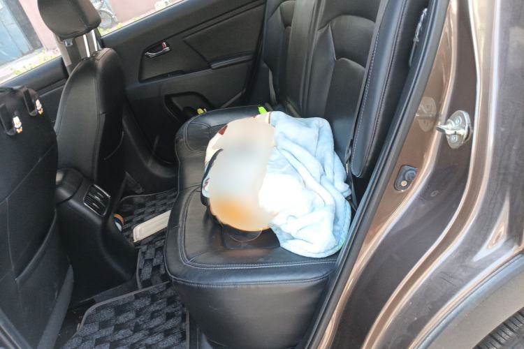 Used Kia Sportage R 2015 2.0L Automatic Two-Wheel Drive DLX Model Interior 4