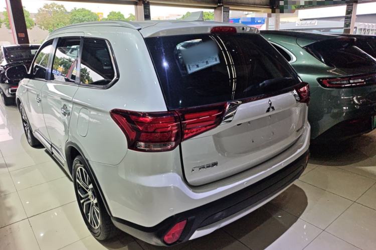 Used Mitsubishi Outlander 2018 2.4L 4x4 Luxury Edition 7-Seater Exterior 2