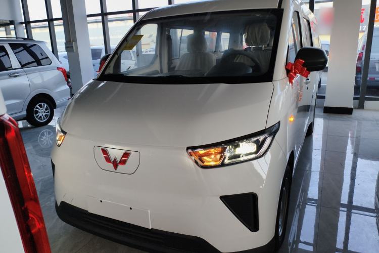 Used Wuling Yangguang 2024 300KM Comfort Version Passenger Van 75kW
