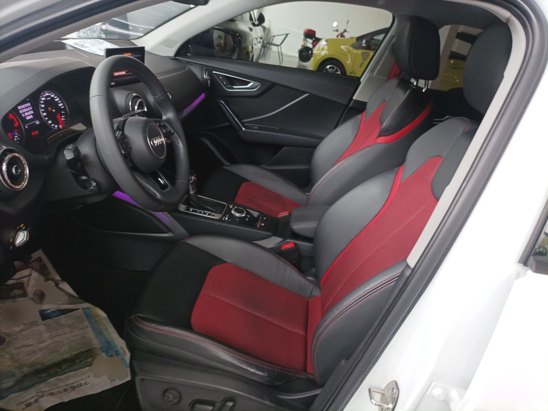 المقاعد الأمامية داخل السيارة