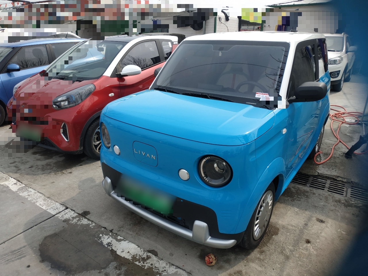 تحت مقدمة السيارة