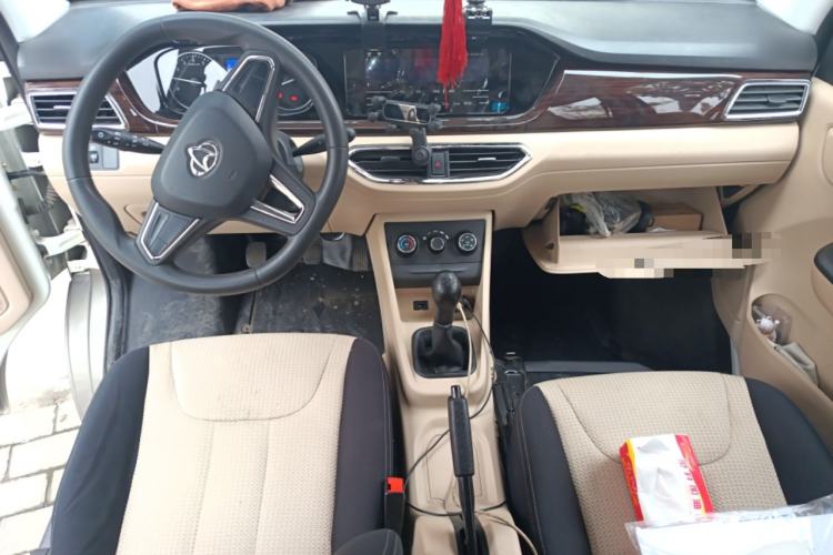 Used CHANGAN KUAYUE Xing V3 2023 1.5L Gasoline Luxury 6-Seater Passenger Vehicle Center Console