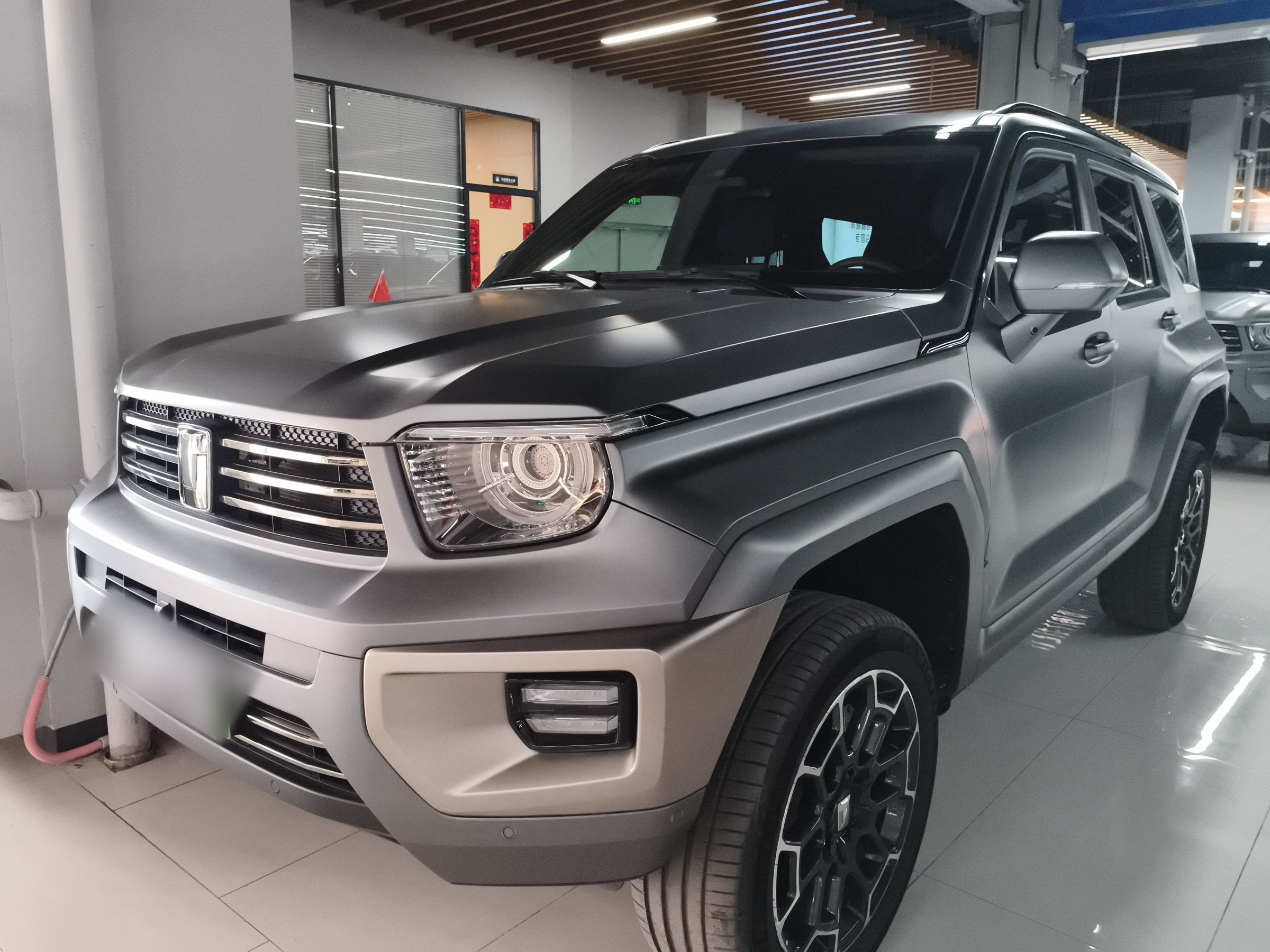 تحت مقدمة السيارة