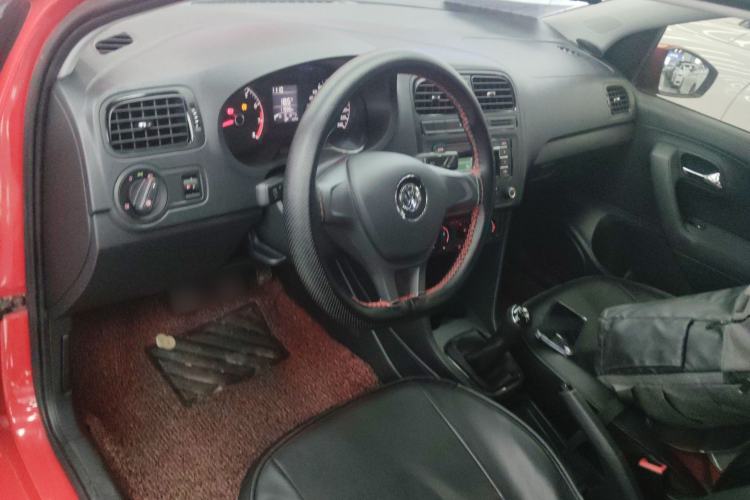 Used Volkswagen Polo 2016 1.4L Manual Fashion Model Center Console