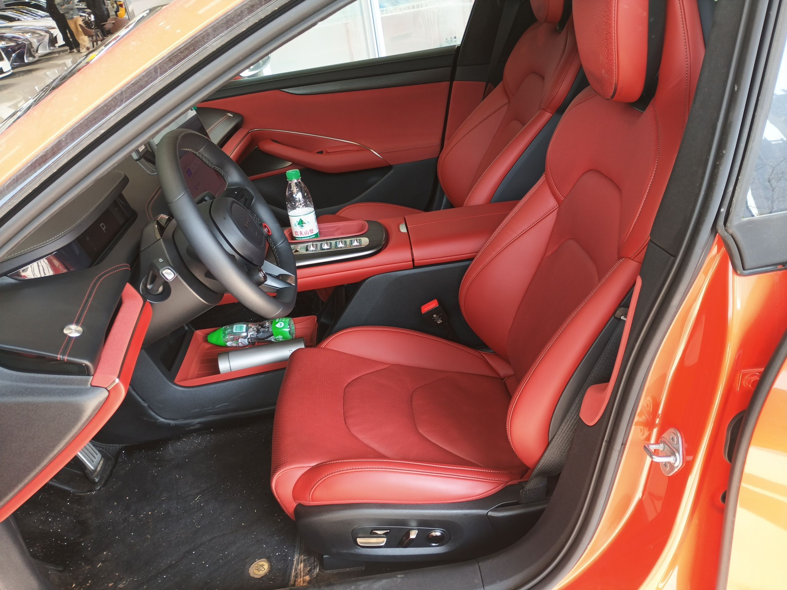 المقاعد الأمامية داخل السيارة