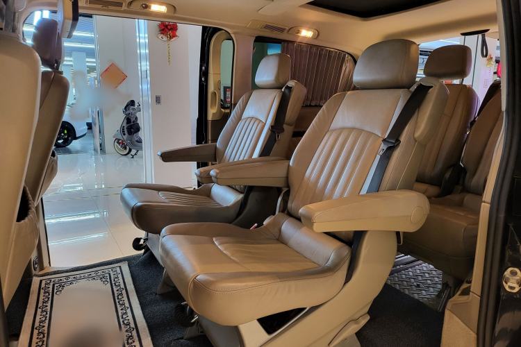 Used Mercedes-Benz Viano 2011 2.5L Navigator Edition Interior 6