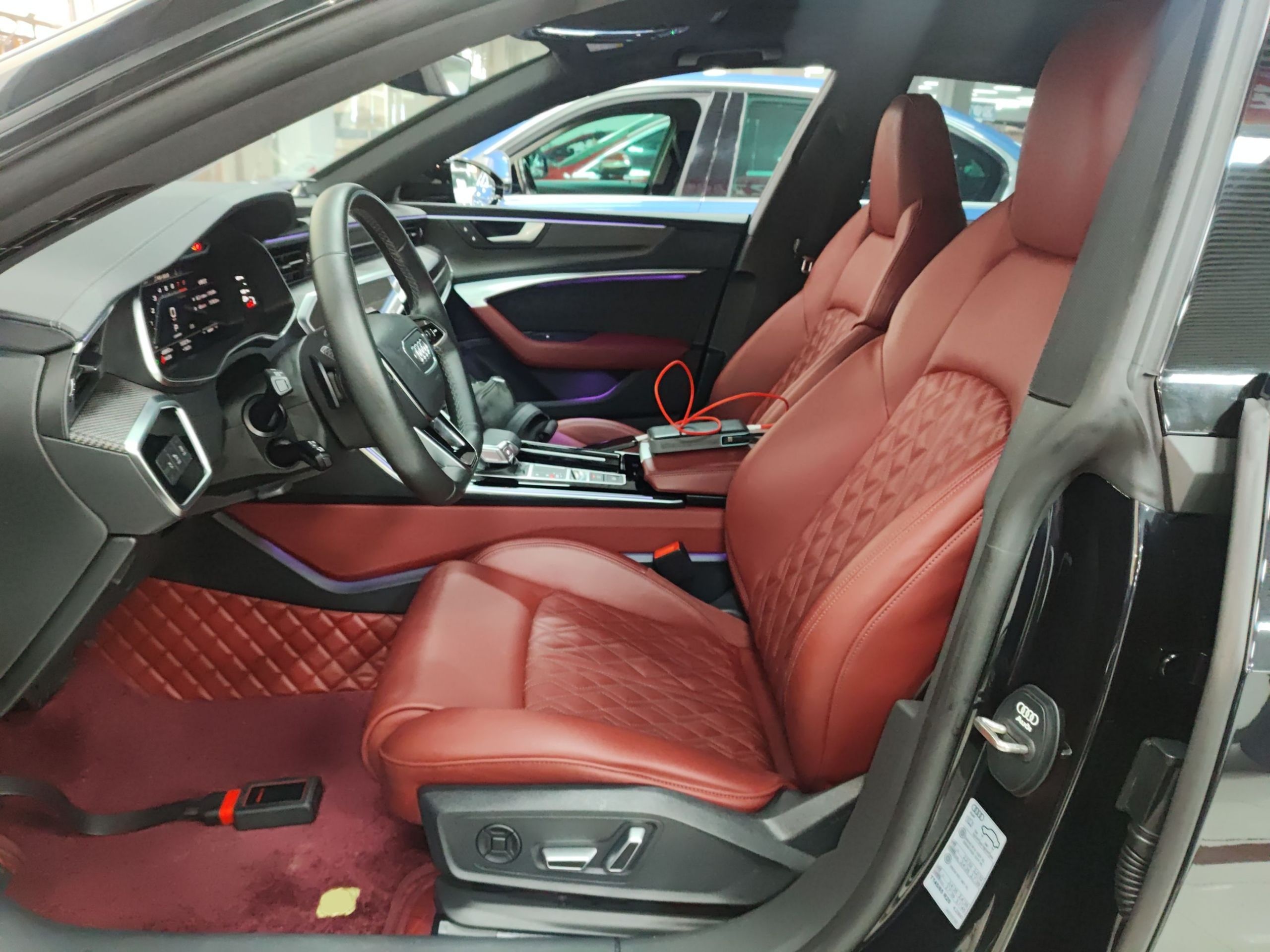 المقاعد الأمامية داخل السيارة