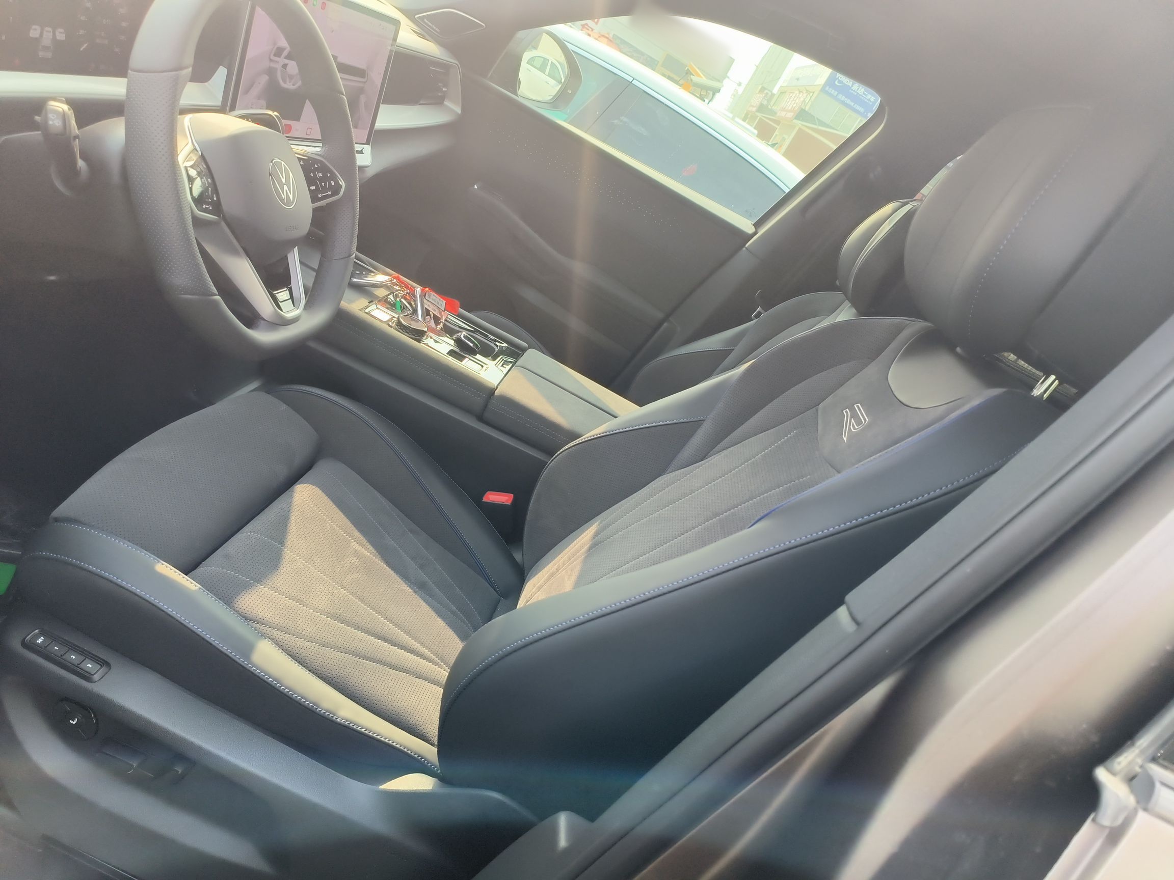 المقاعد الأمامية داخل السيارة