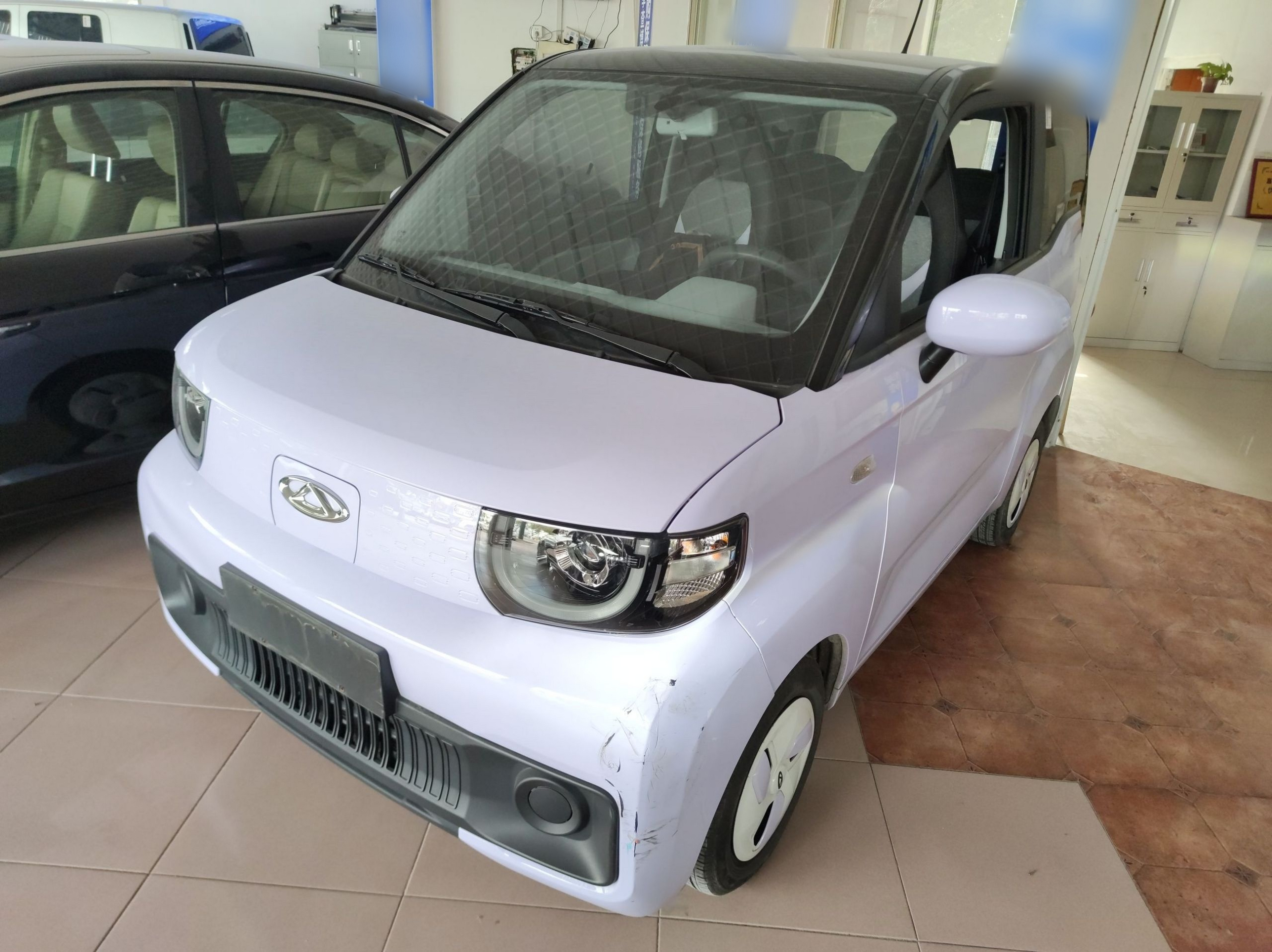 تحت مقدمة السيارة