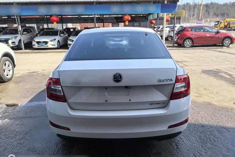 Used Skoda Octavia 2015 1.6L Automatic Yijie Edition Exterior 4