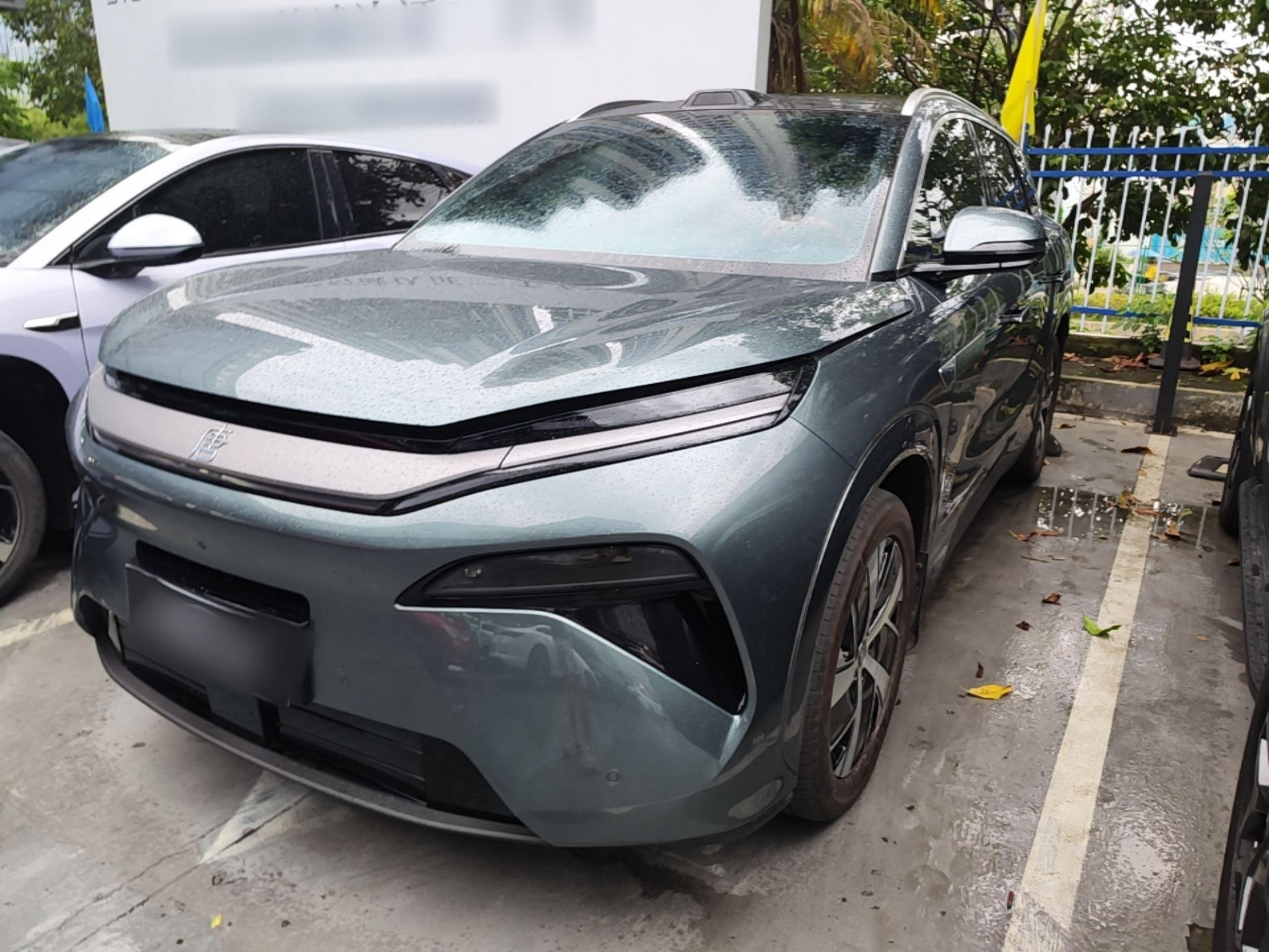 Под передней частью автомобиля