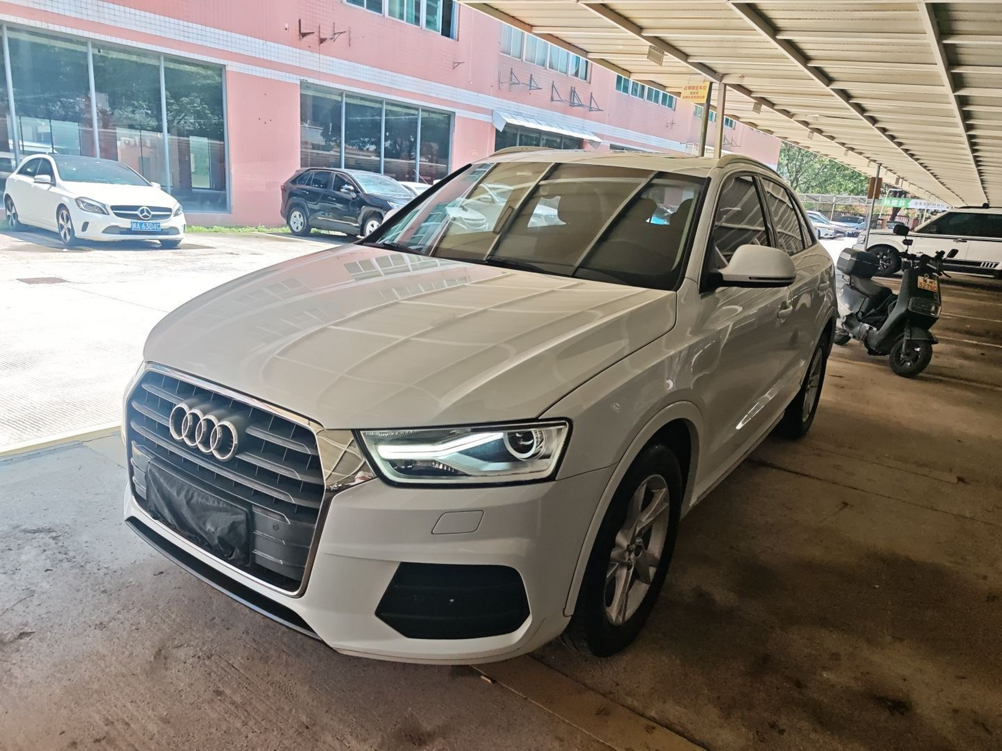 تحت مقدمة السيارة