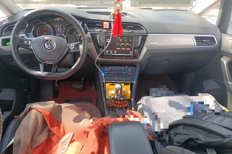 Used Volkswagen Touran 2021 Volkswagen Touran L 280TSI DSG Boundary Edition 7-Seater Center Console