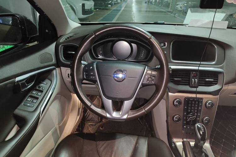 Used Volvo V40 2014 Cross Country T5 AWD Smart Luxury Edition