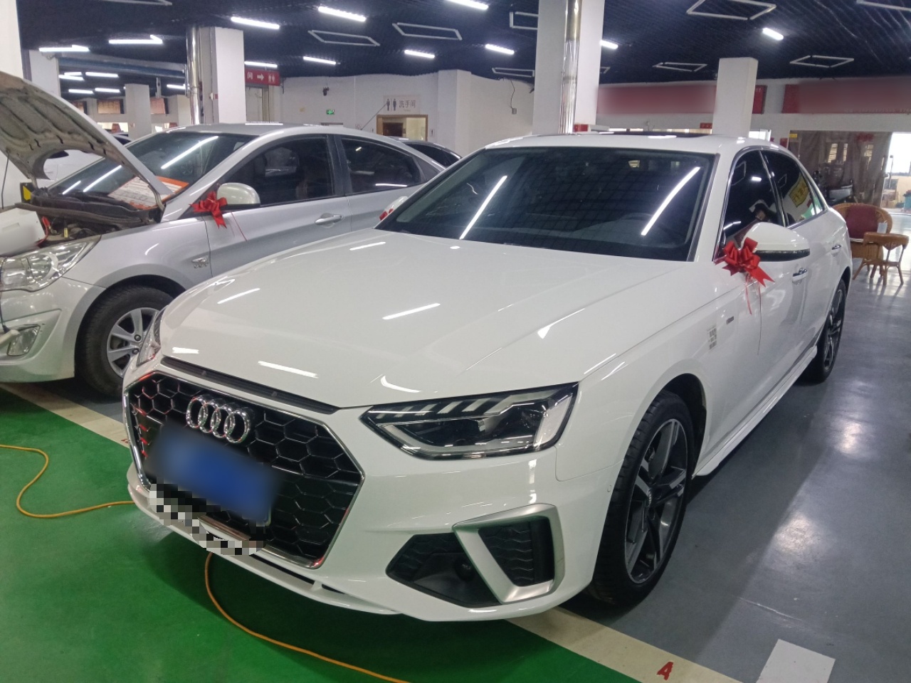 تحت مقدمة السيارة