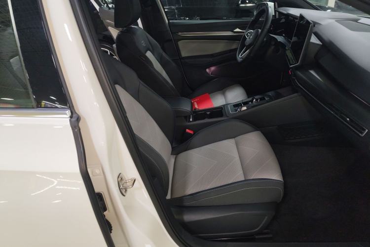 Used Volkswagen Golf 2025 300TSI R-Line
