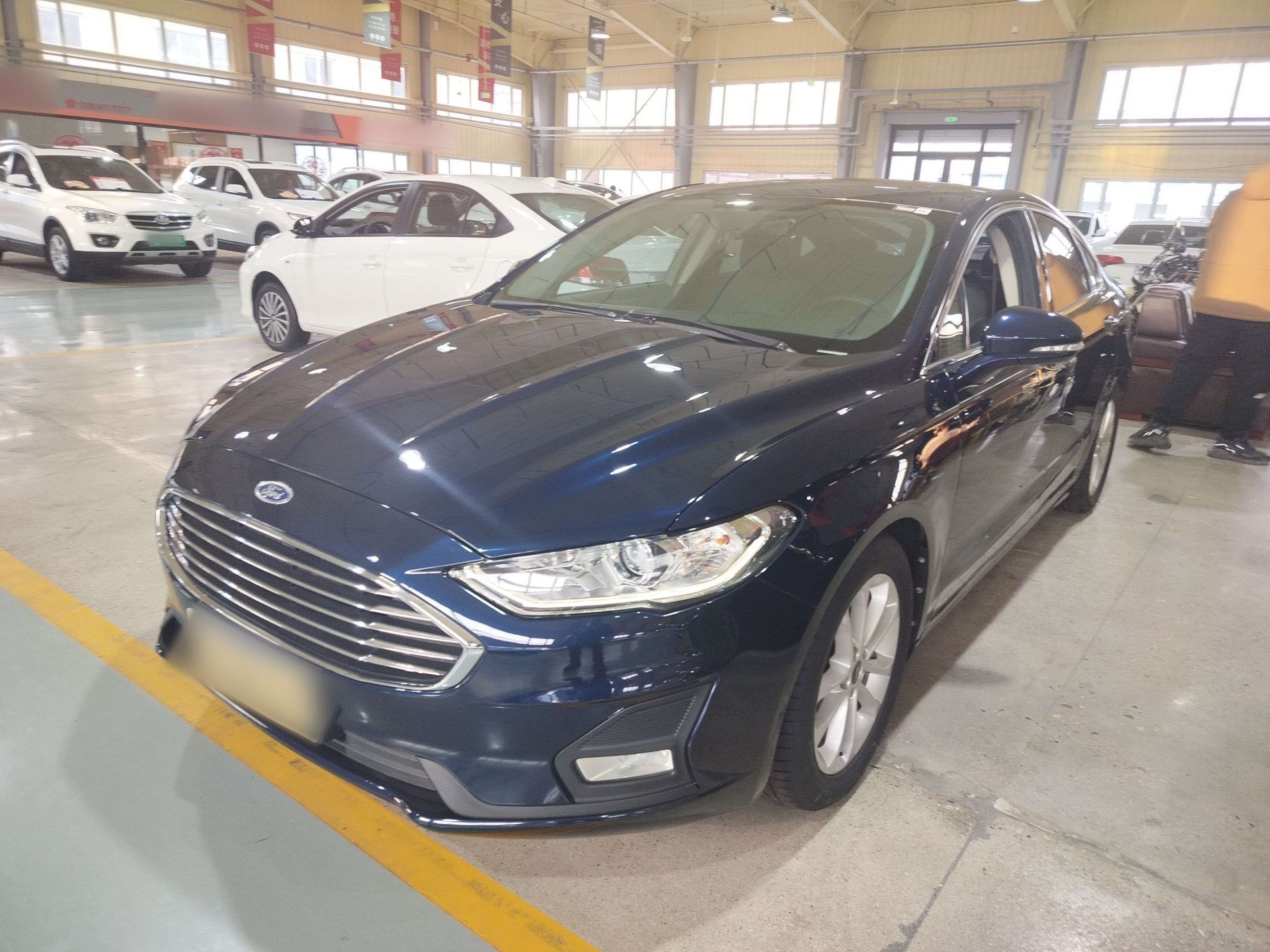 تحت مقدمة السيارة