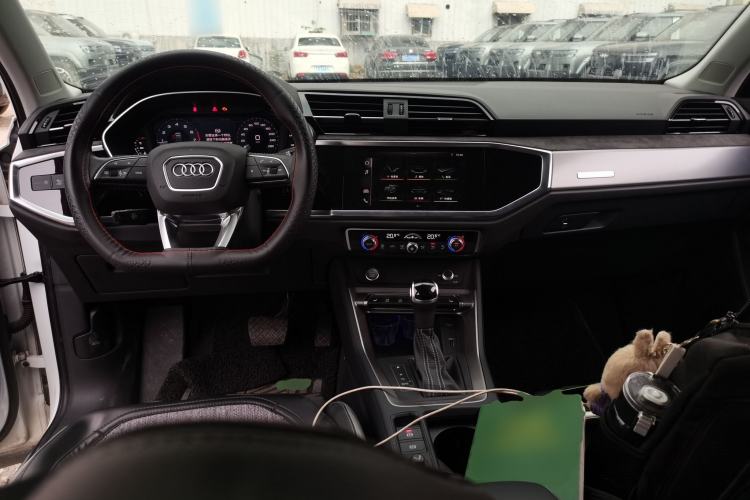 Used Audi Q3 2020 40 TFSI Fashion Dynamic Model Center Console