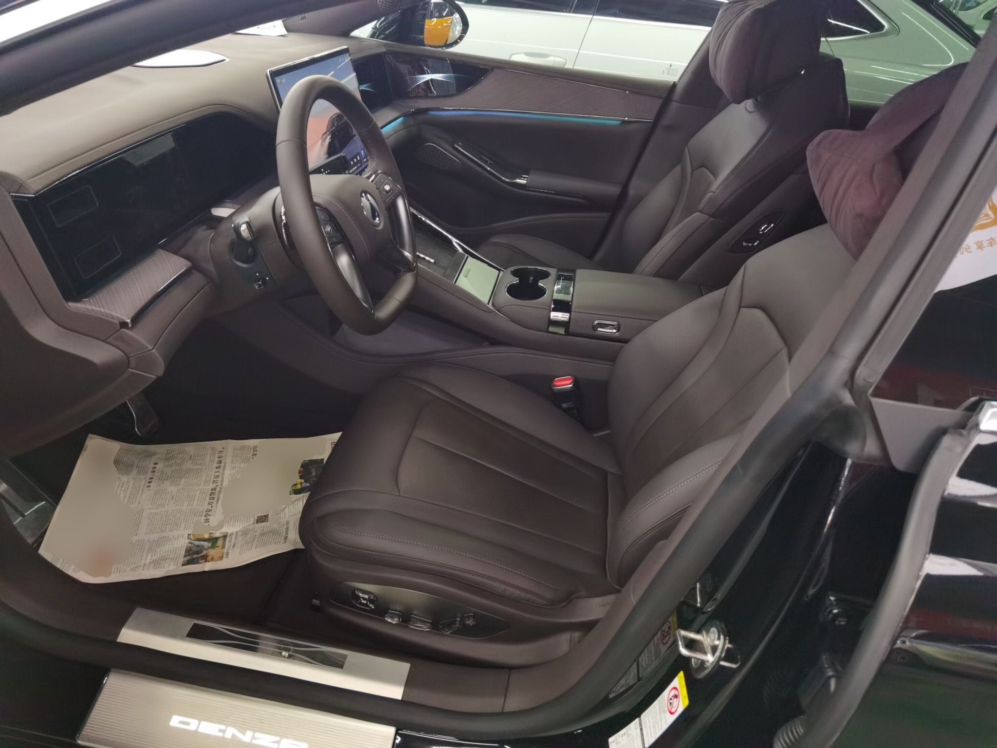 المقاعد الأمامية داخل السيارة