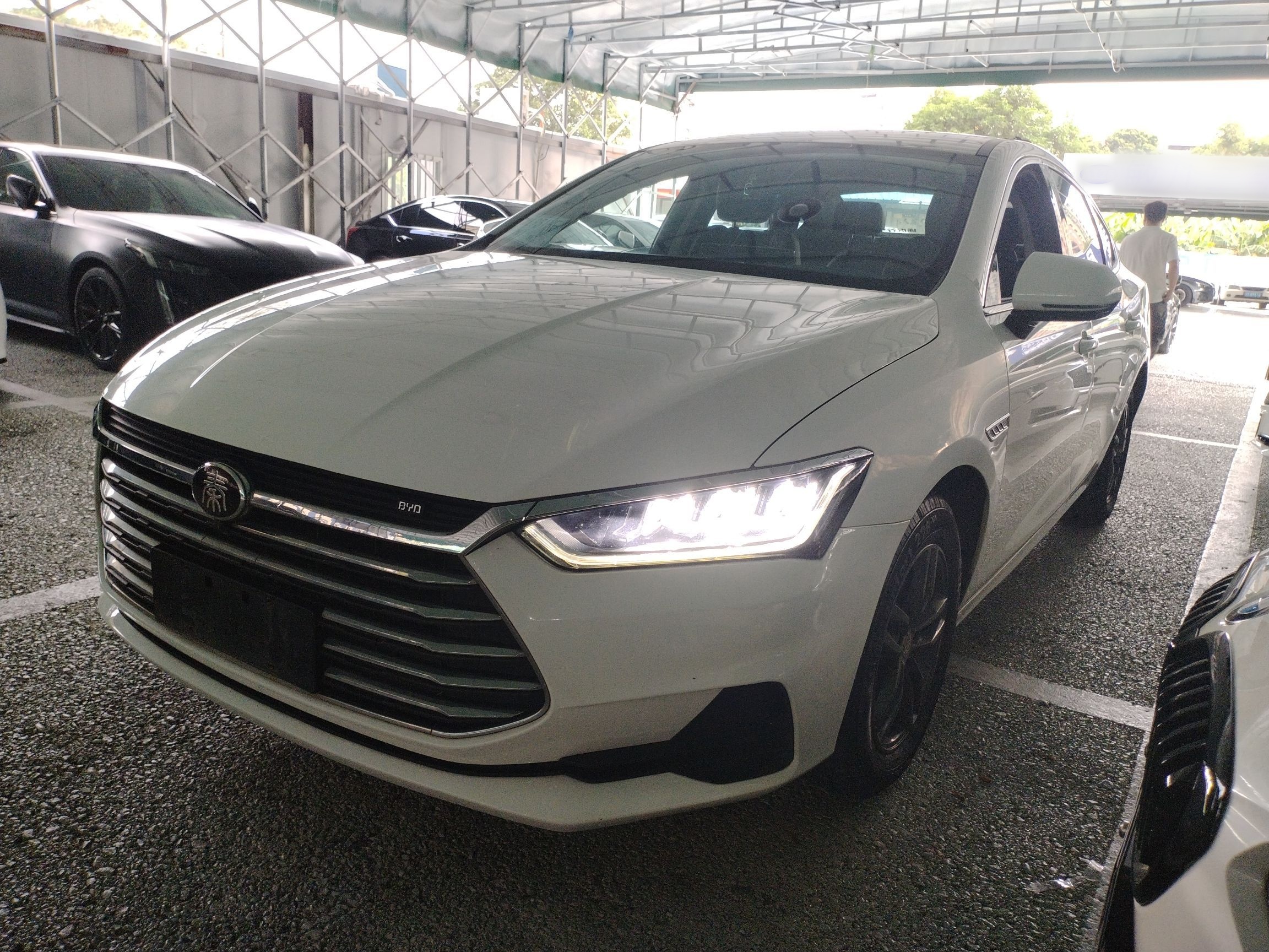 Под передней частью автомобиля