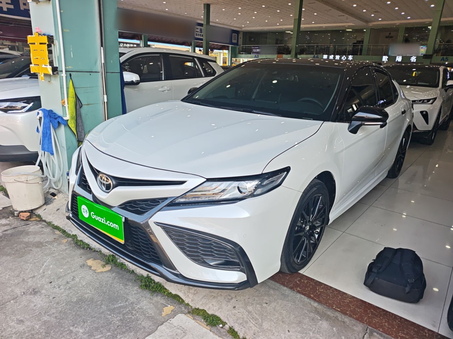 تحت مقدمة السيارة