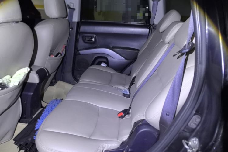 Used Mitsubishi Outlander 2010 Kijang 2.0 Sport Edition Left Rear Seat