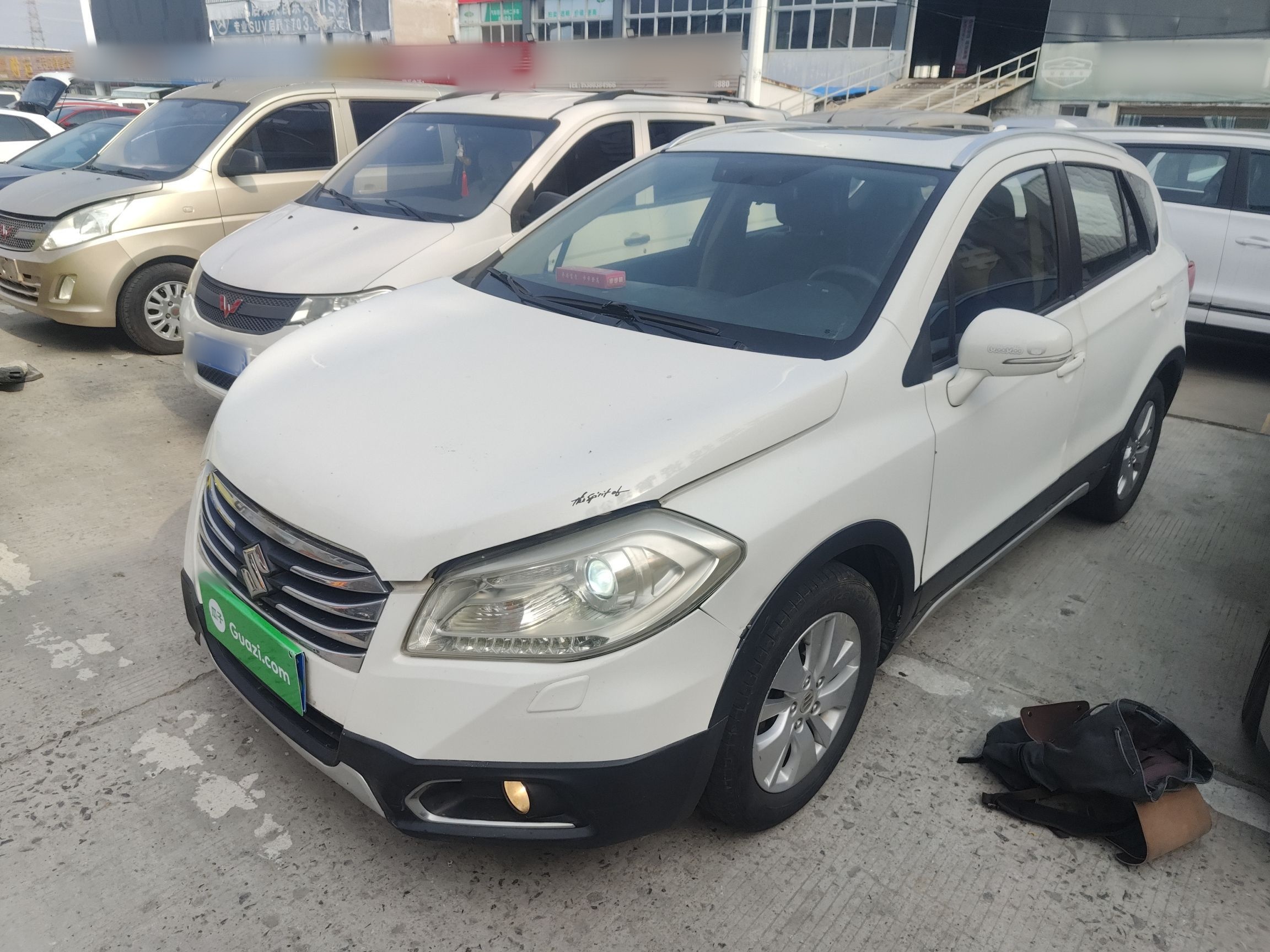 تحت مقدمة السيارة