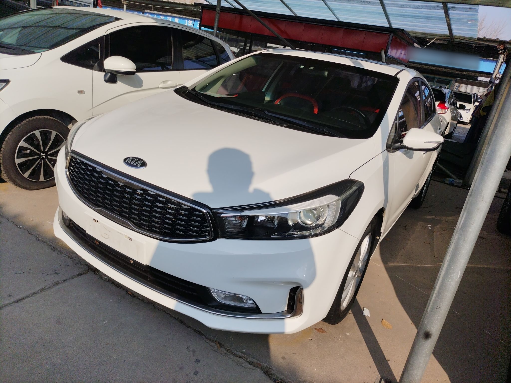 تحت مقدمة السيارة