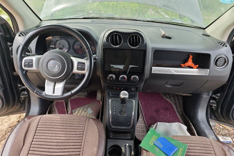 Used Jeep Compass 2014 2.4L four-wheel drive sport version Center Console