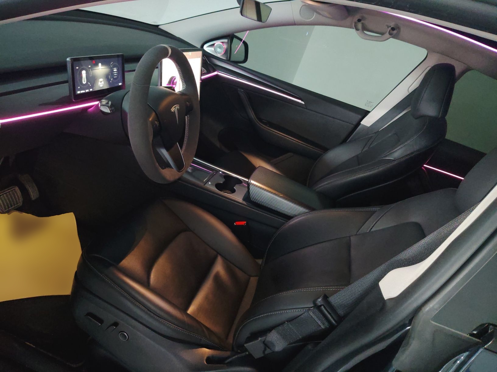 المقاعد الأمامية داخل السيارة